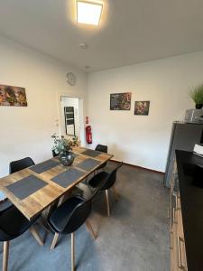 - une salle à manger avec une table et des chaises en bois dans l'établissement Immostay #8 - Haus für 13 Personen mit 7 Zimmer - Großer Garten & Grill, free Parking, WLAN, à Brême