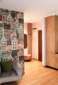 ein Wohnzimmer mit Sofa und eine Wand mit Gebäuden in der Unterkunft Apartament Milano in Pniewy