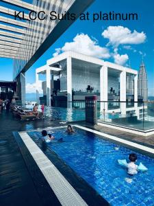Πισίνα στο ή κοντά στο KLCC Suites at Platinum