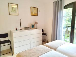 Rúm í herbergi á Los Arqueros Las Jacarandas