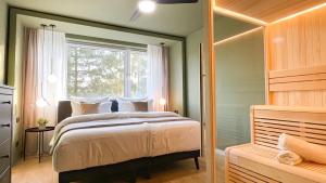 um quarto com uma cama grande e uma janela em INSIDE WINTERBERG - Design Apartment - Ski Bike Sauna em Winterberg