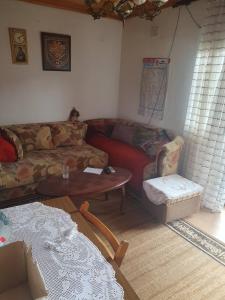 sala de estar con sofá y mesa en Nikša apartment, en Pljevlja