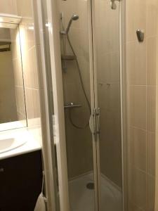 ein Bad mit einer Dusche und einer Glastür in der Unterkunft Cocon familial avec jardin au cœur de St Servan in Saint-Malo