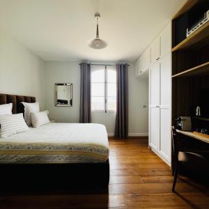 a bedroom with a bed and a window at La Soleillade Aixoise in Aix-en-Provence