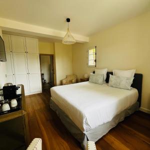 a bedroom with a large white bed in a room at La Soleillade Aixoise in Aix-en-Provence