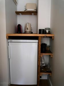 cocina con nevera blanca y encimera en La ferme d'Hauteluce - Chambre d'hôtes, en Hauteluce