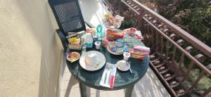 Complesso turistico Aurora - camere B&B في Poggio Picenze: طاولة على شرفة مع طعام عليها