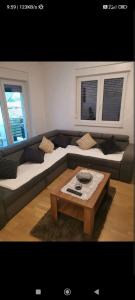 ein Wohnzimmer mit Sofa und Couchtisch in der Unterkunft Apartman Batuda,moderno opremljen apartman u centru Đurđevca, u cijeni WELLNESS, sauna, bazen u obližnjem hotelu, mini zoo, 5G internet, R1 račun, SELF CHECKIN, WELLNESS NO AVAILABLE 1 8-15 8 in Ðurđevac