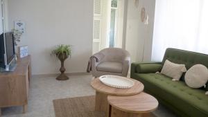 sala de estar con sofá verde y silla en La Higuera, en Trujillo