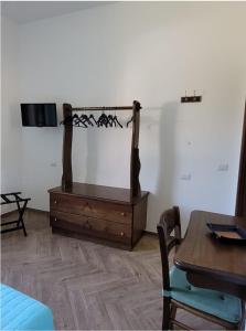 a room with a table and a dresser and a tv at Luna D'Agerola in Agerola