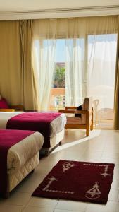 سرير أو أسرّة في غرفة في Hotel Idou Tiznit