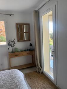 Postel nebo postele na pokoji v ubytování Chambre 2 dans un petit paradis