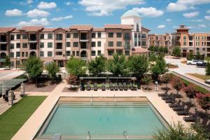 an overhead view of a courtyard with a large building at Sheraton Hotel Stonebriar in The Colony