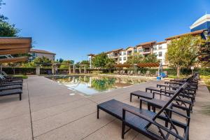 Bazén v ubytování Sheraton Hotel Stonebriar nebo v jeho okolí