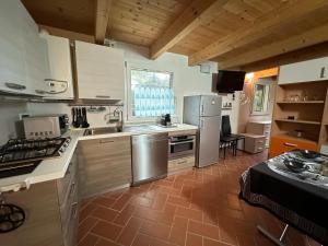 een keuken met roestvrijstalen apparatuur en een tafel bij La Spezia stazione centrale 5 terre - LOFT in La Spezia