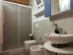 een badkamer met een wastafel en een toilet bij La Spezia stazione centrale 5 terre - LOFT in La Spezia