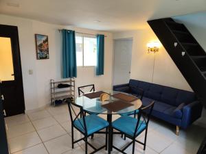 sala de estar con sofá azul y mesa de cristal en Las Pascualas Samana Condo Townhouse, en Santa Bárbara de Samaná