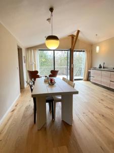 a kitchen and living room with a table in a room at Fewo im Naturschutzgebiet, mit großem Balkon in Templin