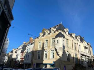 un gran edificio blanco en una calle de la ciudad en Appartement Intra murailles, en Vannes