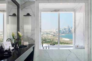 bagno con vasca e vista sulla città di Banyan Tree Doha At La Cigale Mushaireb a Doha