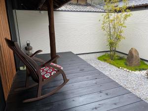 einem Schaukelstuhl auf einer Holzterrasse in der Unterkunft Irori no Yado Kinoko - Vacation STAY 76611v in Sakaide