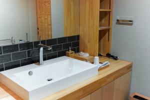 ein Badezimmer mit einem weißen Waschbecken und einem Spiegel in der Unterkunft Irori no Yado Kinoko - Vacation STAY 76611v in Sakaide