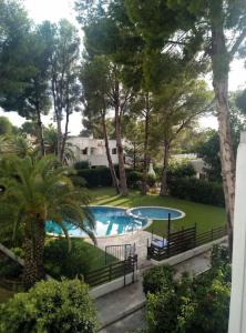 an overhead view of a swimming pool in a yard at Apartamento La Caleta in Les tres Cales