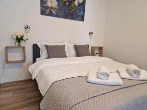 - une chambre avec un grand lit et des serviettes dans l'établissement Casa 7 Sate, à Săcele