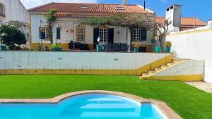 The swimming pool at or close to Rota do Viajante