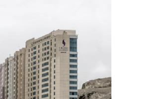 Un bâtiment avec un oiseau en haut dans l'établissement SAJA Hotels Makkah, à Al Masfalah