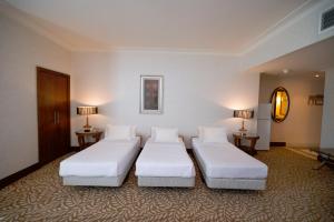سرير أو أسرّة في غرفة في SAJA Hotels Makkah