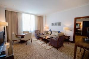 SAJA Hotels Makkah في Al Masfalah: غرفة معيشة مع أريكة وطاولة
