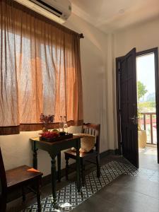 Una habitación con una mesa con un bol de fruta encima. en Anio Ha Giang Hotel, en Ha Giang 59 fotos más