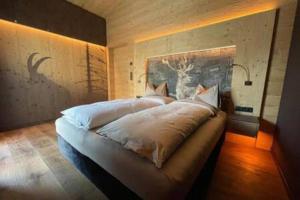 Uma cama ou camas num quarto em YAK Hauesl