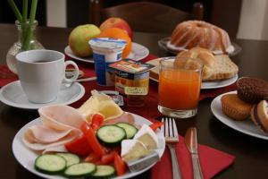 una mesa cubierta con platos de comida y bebida en Hotel Klara, en Praga