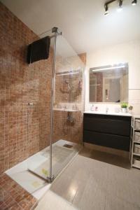 un baño con ducha y lavabo en Luchana 15, en Málaga 56 fotos más