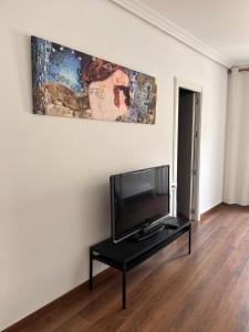 sala de estar con TV de pantalla plana sobre una mesa en Apartamento Buena Vista, en Cehegín