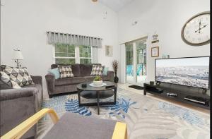 - un salon avec un canapé et une télévision dans l'établissement Tropical Escape by Shine Villas 244 villa, à Kissimmee