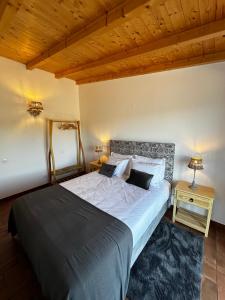A bed or beds in a room at Monte da Caniveta - Casa dos Compadres