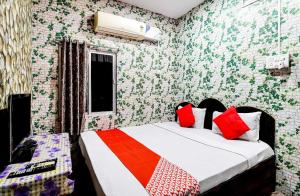克塔克的住宿－OYO Flagship Hotel Shreyansh Inn，一间卧室配有一张带图案墙壁的床