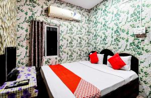 1 dormitorio con 1 cama con pared estampada en OYO Flagship Hotel Shreyansh Inn en Cuttack
