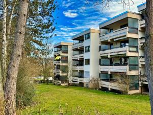 an apartment building in a park with trees at 3 Zimmer Apartment, 90 qm, ruhig und zentrumsnah, max 6 Pers, 15 qm Balkon , private Garage, Internet 1000 MBit in Sindelfingen
