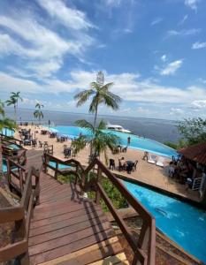 uma vista para a piscina a partir da varanda de um resort em Tropical Executive Hotel APT 606 em Manaus
