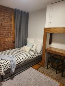 Легло или легла в стая в Gorgeous renovated duplex in central location