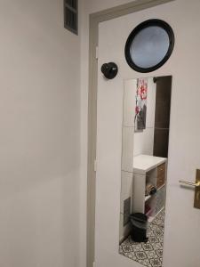 a bathroom with a mirror and a sink at Grand studio idéalement situé in Chambray-lès-Tours