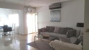 Luxurious apartment city center في فاس: غرفة معيشة مع أريكة وطاولة