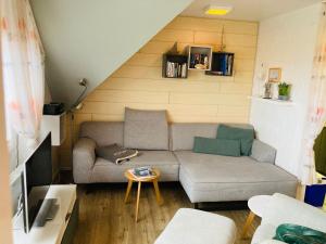 ein Wohnzimmer mit einem Sofa und einem Tisch in der Unterkunft Vinnenhus Wohnung 06 in Cuxhaven