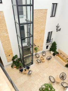 an overhead view of a lobby with tables and chairs at Casa Boutique Navarro in Montilla
