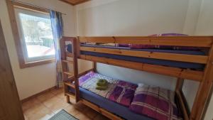 2 Etagenbetten in einem Zimmer mit Fenster in der Unterkunft Ferienhaus Familie Hofer in Stockenboi