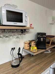 gîte de Fontjalabert en campagne tout confort的厨房或小厨房